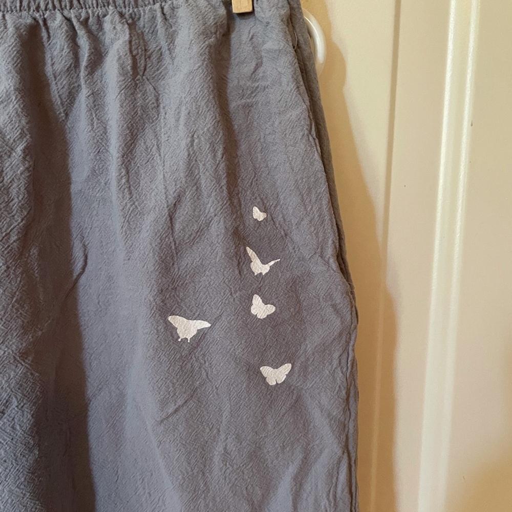 Carmisa tulip hem capris w/ butterflies - Picture 3 of 8